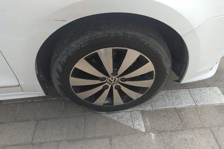 Used Volkswagen Sagitar 2017 230TSI Automatic Comfort Version Right Front Wheel Hub