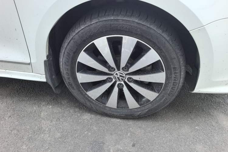 Used Volkswagen Sagitar 2017 1.6L Automatic Comfort Model Right Front Wheel Hub