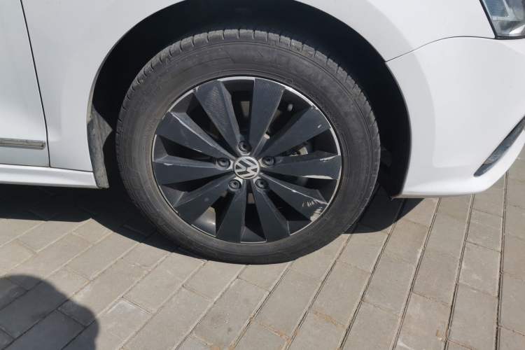 Used Volkswagen Sagitar 2017 230TSI Automatic Comfort Version Right Front Wheel Hub