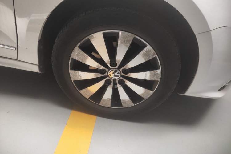 Used Volkswagen Sagitar 2017 1.6L Manual Comfort Model Right Front Wheel Hub