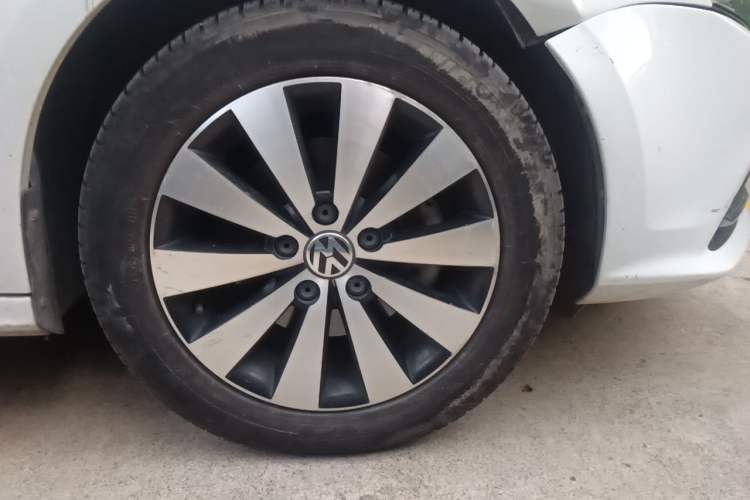 Used Volkswagen Sagitar 2017 230TSI Automatic Comfort Version Right Front Wheel Hub