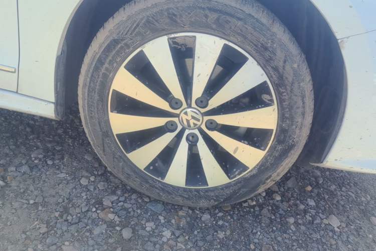 Used Volkswagen Sagitar 2017 230TSI Automatic Comfort Version Right Front Wheel Hub