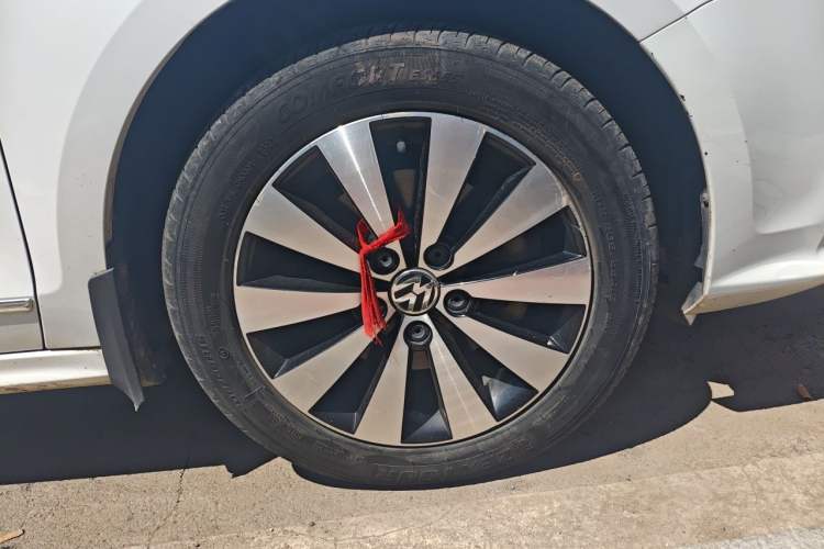 Used Volkswagen Sagitar 2017 230TSI Automatic Comfort Version Right Front Wheel Hub