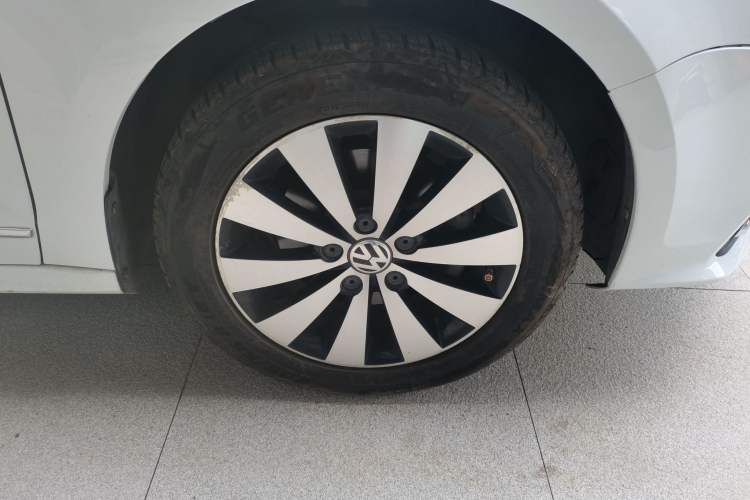 Used Volkswagen Sagitar 2017 230TSI Automatic Comfort Version Right Front Wheel Hub