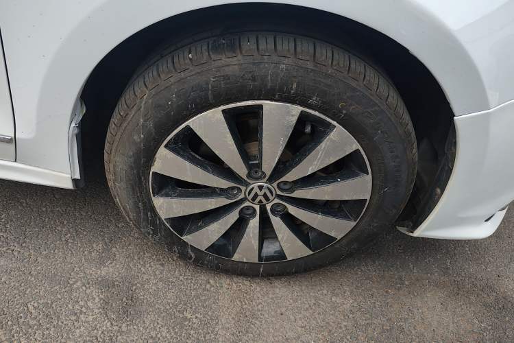 Used Volkswagen Sagitar 2017 1.6L Automatic Comfort Model Right Front Wheel Hub