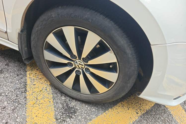 Used Volkswagen Sagitar 2017 1.6L Automatic Comfort Model Right Front Wheel Hub