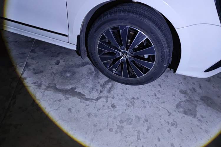 Used Volkswagen Sagitar 2017 1.6L Automatic Comfort Model Right Front Wheel Hub