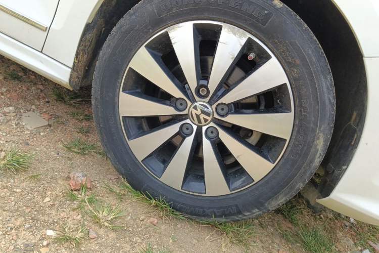 Used Volkswagen Sagitar 2017 1.6L Automatic Comfort Model Right Front Wheel Hub
