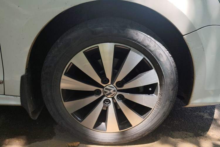 Used Volkswagen Sagitar 2017 1.6L Automatic Comfort Model Right Front Wheel Hub