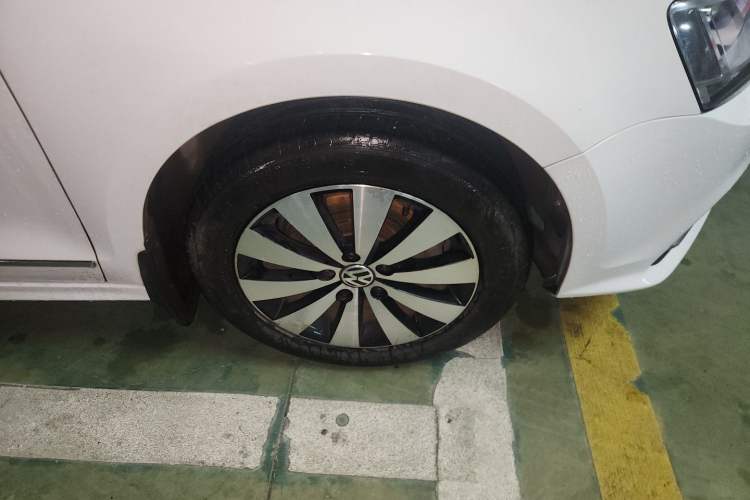 Used Volkswagen Sagitar 2017 230TSI Automatic Comfort Version Right Front Wheel Hub