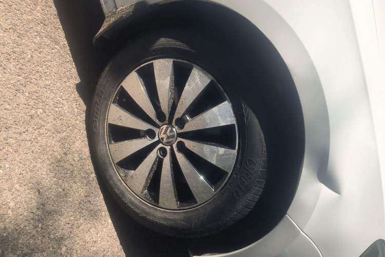 Used Volkswagen Sagitar 2017 230TSI Automatic Comfort Version Right Front Wheel Hub