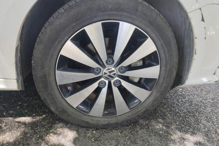 Used Volkswagen Sagitar 2017 1.6L Automatic Comfort Model Right Front Wheel Hub