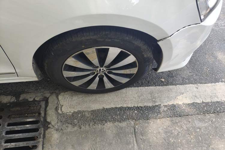 Used Volkswagen Sagitar 2017 1.6L Manual Comfort Model Right Front Wheel Hub