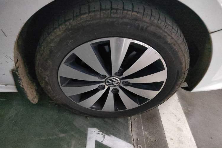 Used Volkswagen Sagitar 2017 180TSI Automatic Luxury Edition Right Front Wheel Hub
