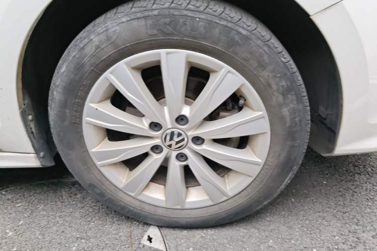 Used Volkswagen Sagitar 2017 1.6L Manual Comfort Model Right Front Wheel Hub