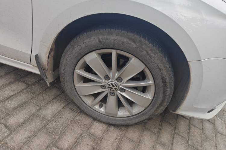 Used Volkswagen Sagitar 2017 1.6L Manual Fashion Model Right Front Wheel Hub