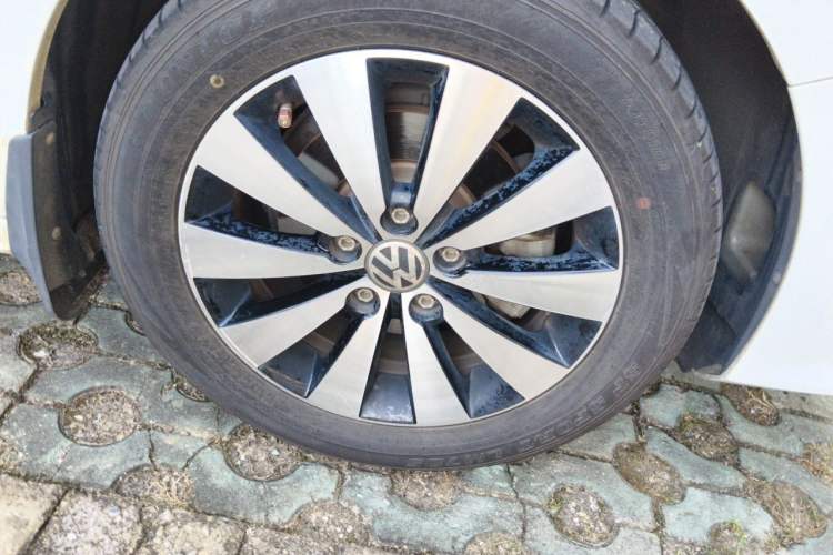 Used Volkswagen Sagitar 2017 1.6L Automatic Comfort Model Right Front Wheel Hub