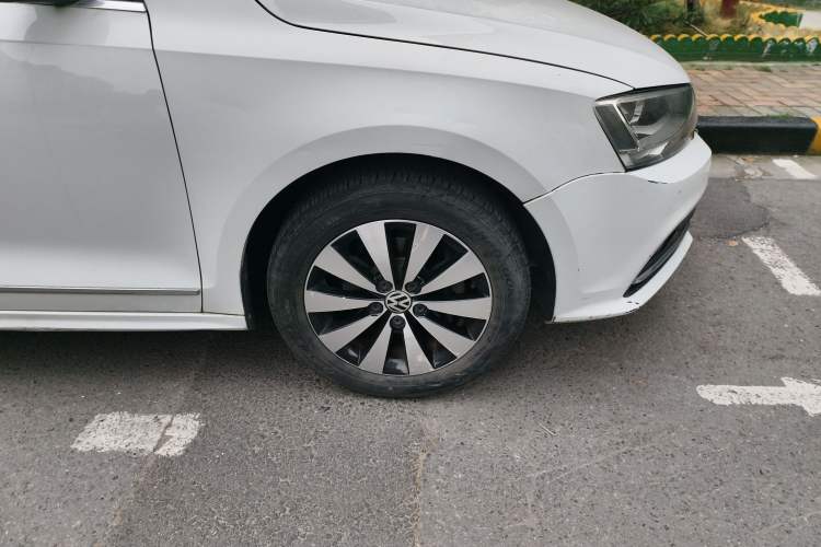 Used Volkswagen Sagitar 2017 1.6L Automatic Comfort Model Right Front Wheel Hub