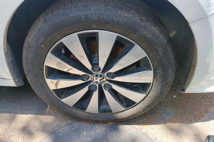 Used Volkswagen Sagitar 2017 1.6L Manual Comfort Model Right Front Wheel Hub