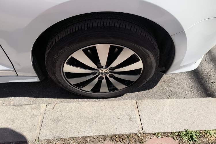 Used Volkswagen Sagitar 2017 230TSI Automatic Comfort Version Right Front Wheel Hub
