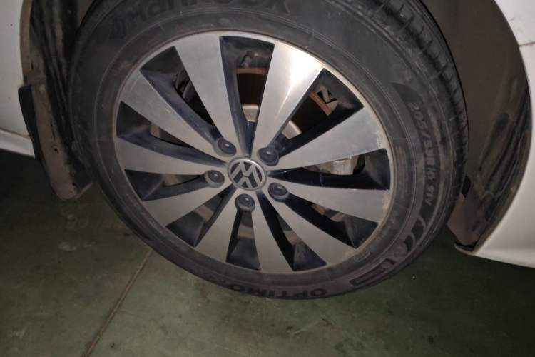 Used Volkswagen Sagitar 2017 1.6L Automatic Comfort Model Right Front Wheel Hub