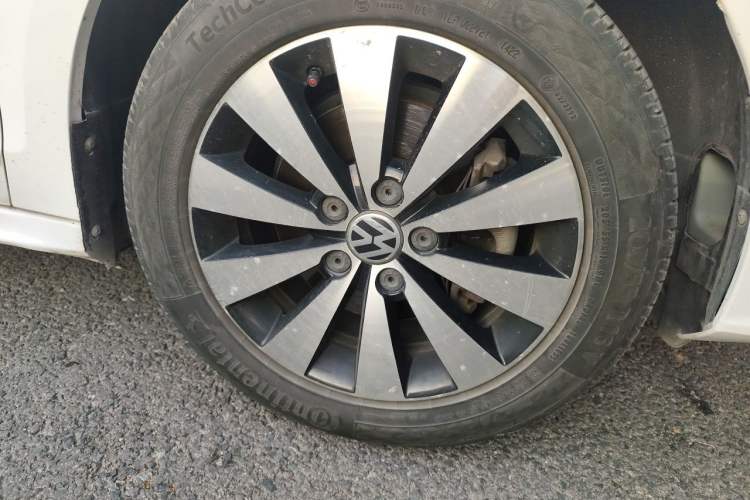 Used Volkswagen Sagitar 2017 230TSI Automatic Comfort Version Right Front Wheel Hub