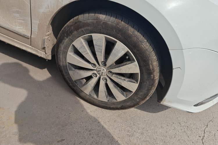 Used Volkswagen Sagitar 2017 230TSI Automatic Comfort Version Right Front Wheel Hub