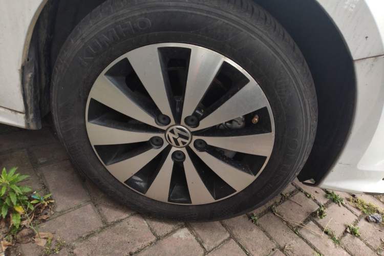 Used Volkswagen Sagitar 2017 230TSI Automatic Comfort Version Right Front Wheel Hub