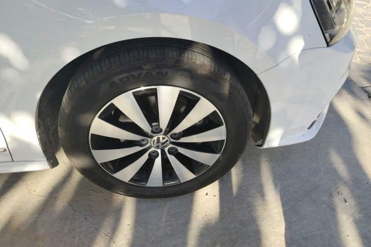 Used Volkswagen Sagitar 2017 180TSI Automatic Luxury Edition Right Front Wheel Hub