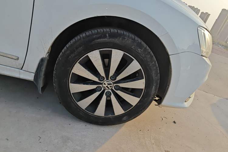 Used Volkswagen Sagitar 2017 1.6L Automatic Comfort Model Right Front Wheel Hub