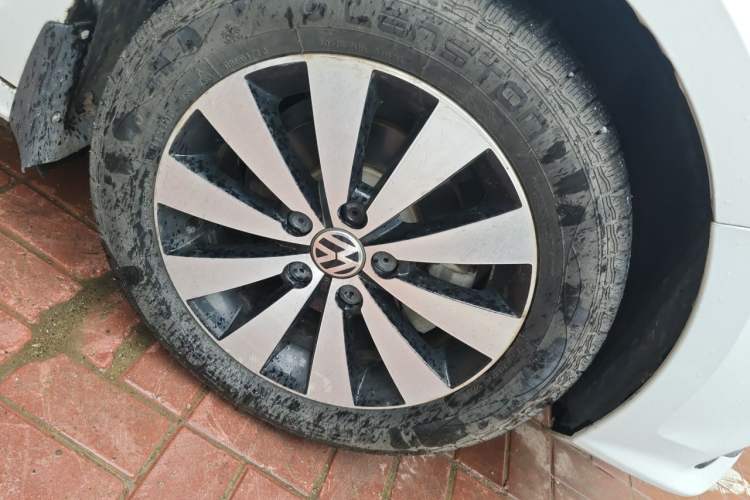 Used Volkswagen Sagitar 2017 1.6L Manual Comfort Model Right Front Wheel Hub