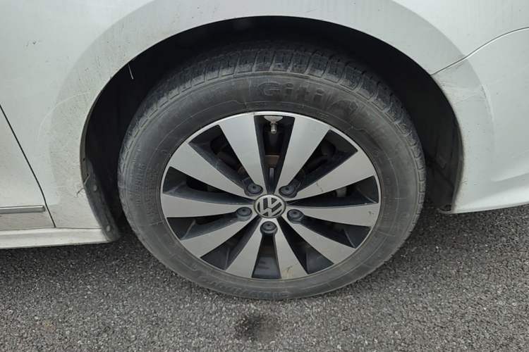 Used Volkswagen Sagitar 2017 1.6L Automatic Comfort Model Right Front Wheel Hub