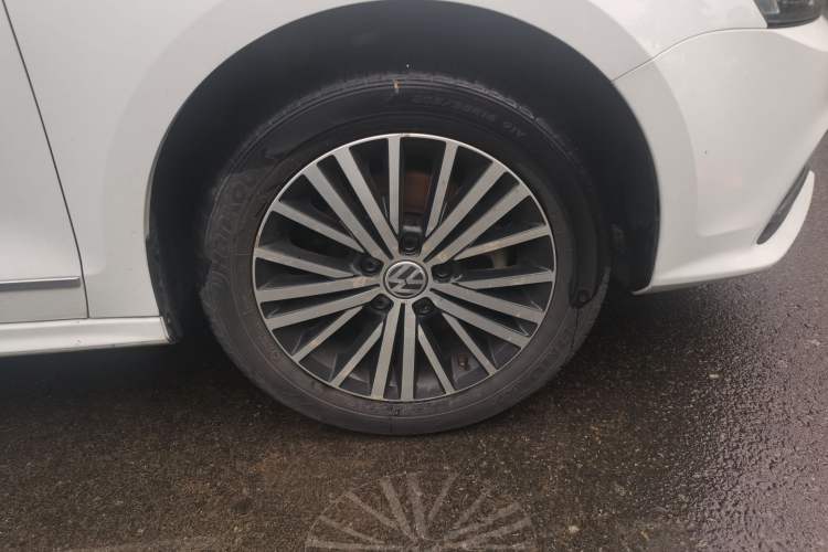Used Volkswagen Sagitar 2017 230TSI Automatic Luxury Edition Right Front Wheel Hub
