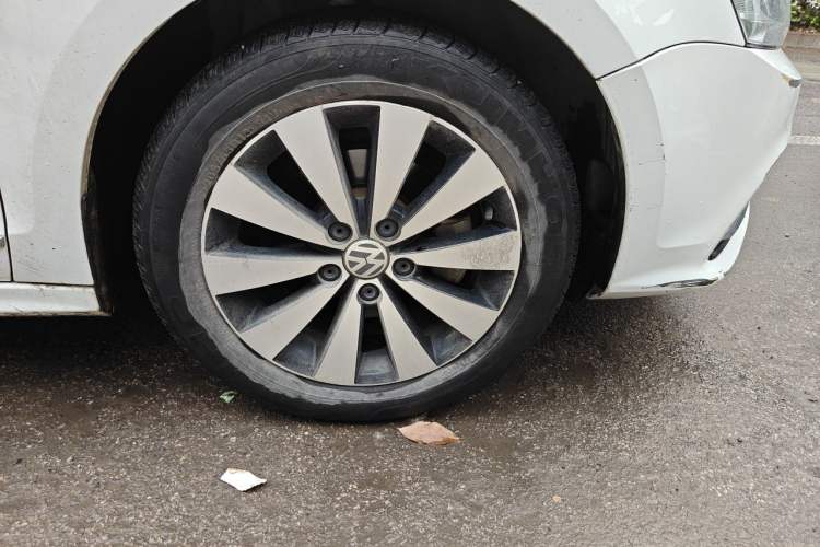 Used Volkswagen Sagitar 2017 1.6L Automatic Comfort Model Right Front Wheel Hub