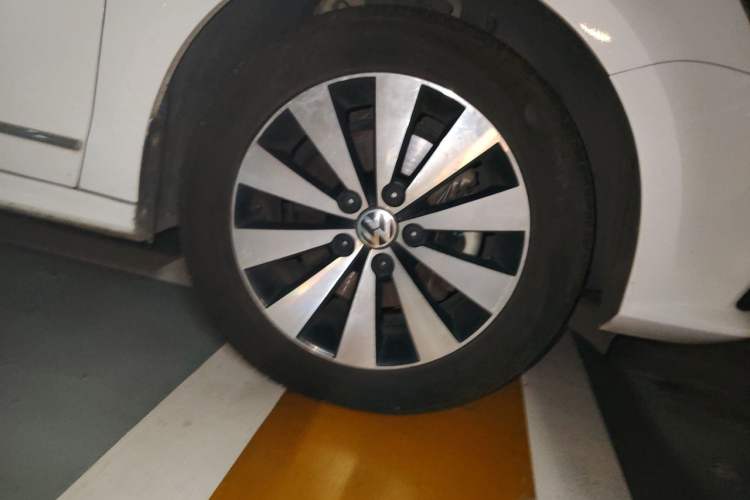 Used Volkswagen Sagitar 2017 230TSI Automatic Comfort Version Right Front Wheel Hub