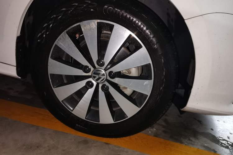 Used Volkswagen Sagitar 2017 230TSI Automatic Comfort Version Right Front Wheel Hub