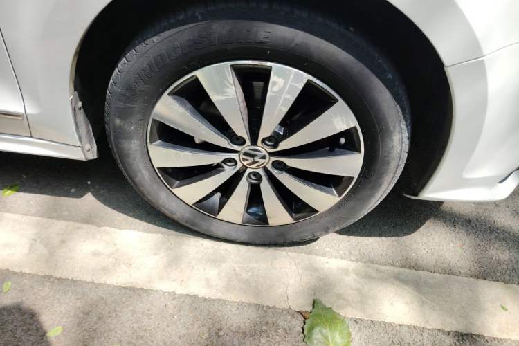 Used Volkswagen Sagitar 2017 230TSI Automatic Comfort Version Right Front Wheel Hub