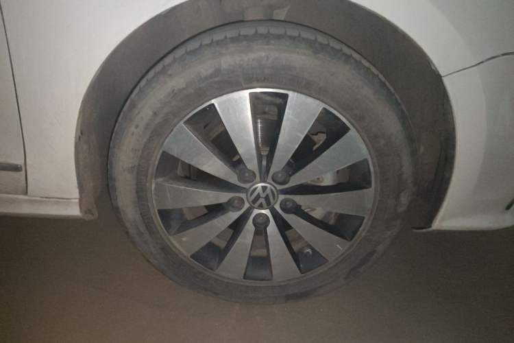 Used Volkswagen Sagitar 2017 230TSI Automatic Comfort Version Right Front Wheel Hub