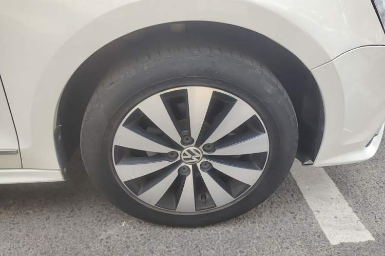 Used Volkswagen Sagitar 2017 1.6L Automatic Comfort Model Right Front Wheel Hub