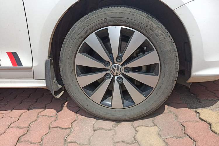 Used Volkswagen Sagitar 2017 230TSI Manual Comfort Model Right Front Wheel Hub