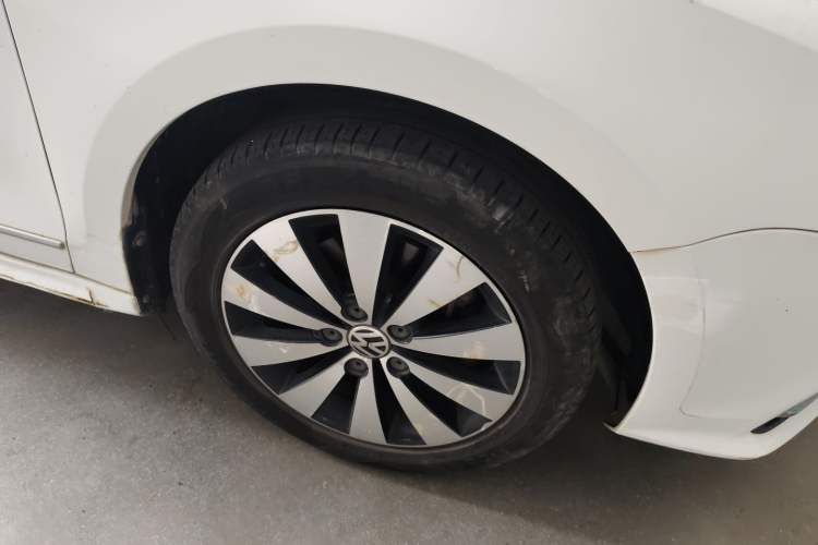 Used Volkswagen Sagitar 2017 230TSI Automatic Comfort Version Right Front Wheel Hub