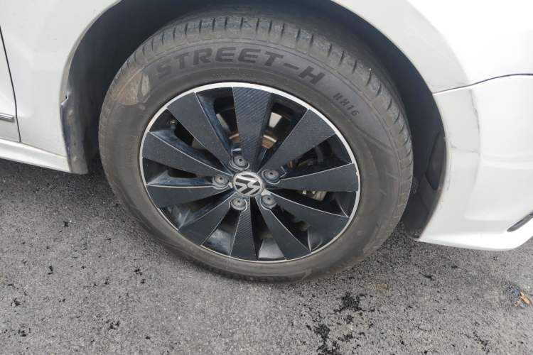 Used Volkswagen Sagitar 2017 1.6L Automatic Comfort Model Right Front Wheel Hub