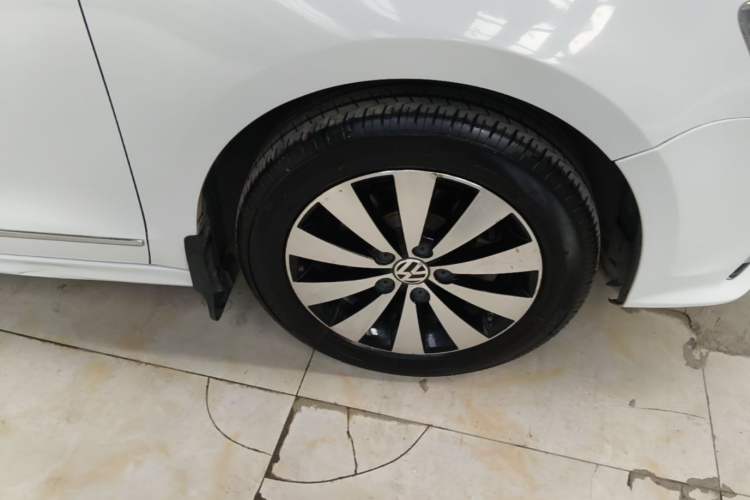 Used Volkswagen Sagitar 2017 1.6L Automatic Comfort Model Right Front Wheel Hub