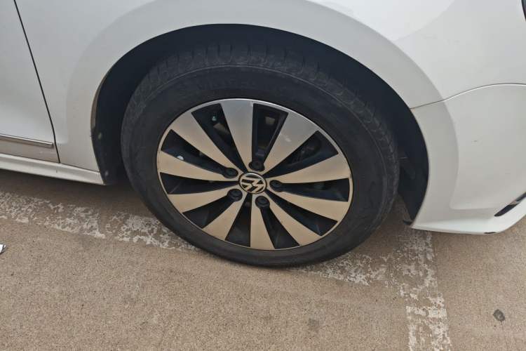 Used Volkswagen Sagitar 2017 180TSI Automatic Leading Model Right Front Wheel Hub