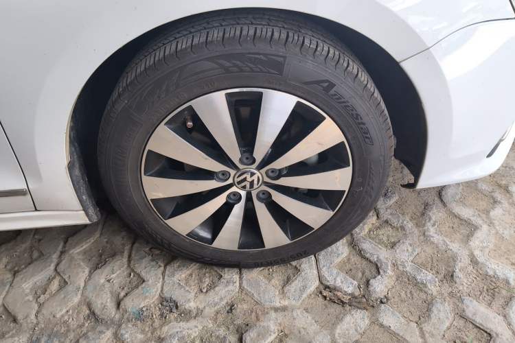Used Volkswagen Sagitar 2017 180TSI Automatic Leading Model Right Front Wheel Hub