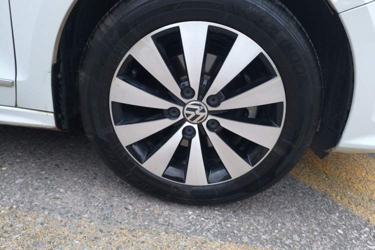 Used Volkswagen Sagitar 2017 1.6L Automatic Comfort Model Right Front Wheel Hub