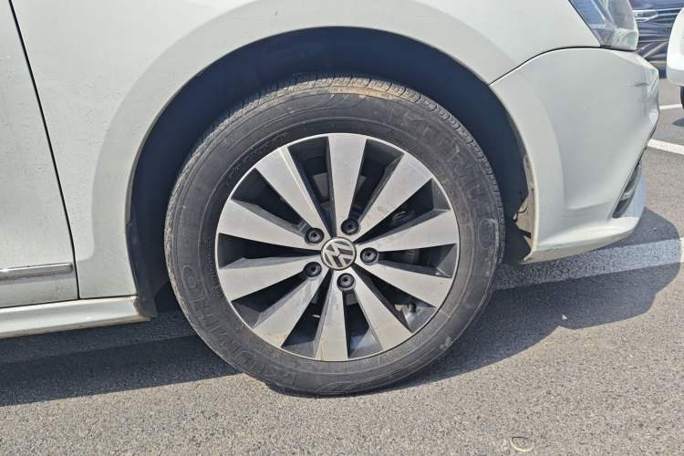 Used Volkswagen Sagitar 2017 1.6L Automatic Comfort Model Right Front Wheel Hub