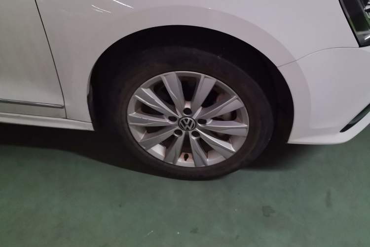 Used Volkswagen Sagitar 2017 230TSI Automatic Comfort Version Right Front Wheel Hub