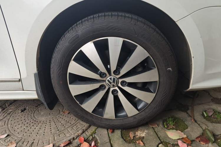 Used Volkswagen Sagitar 2017 230TSI Automatic Comfort Version Right Front Wheel Hub