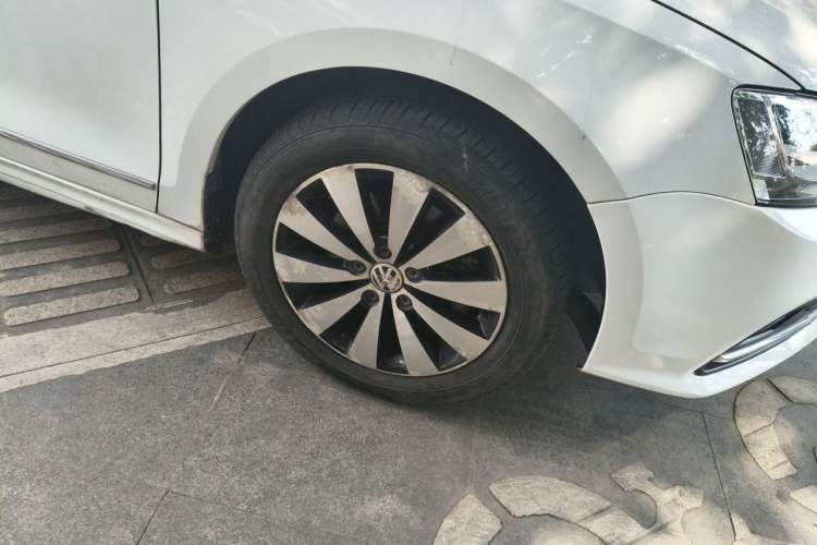 Used Volkswagen Sagitar 2017 230TSI Automatic Comfort Version Right Front Wheel Hub